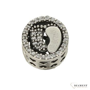 Modny charms do bransoletki okrągły ozdobiony stópkami z białą cyrkonią. Ponadczasowa biżuteria w formie charmsów do bransoletki, pozwalająca każdej kobiecie skomponować bransoletkę wedle własnych upodobań..jpg