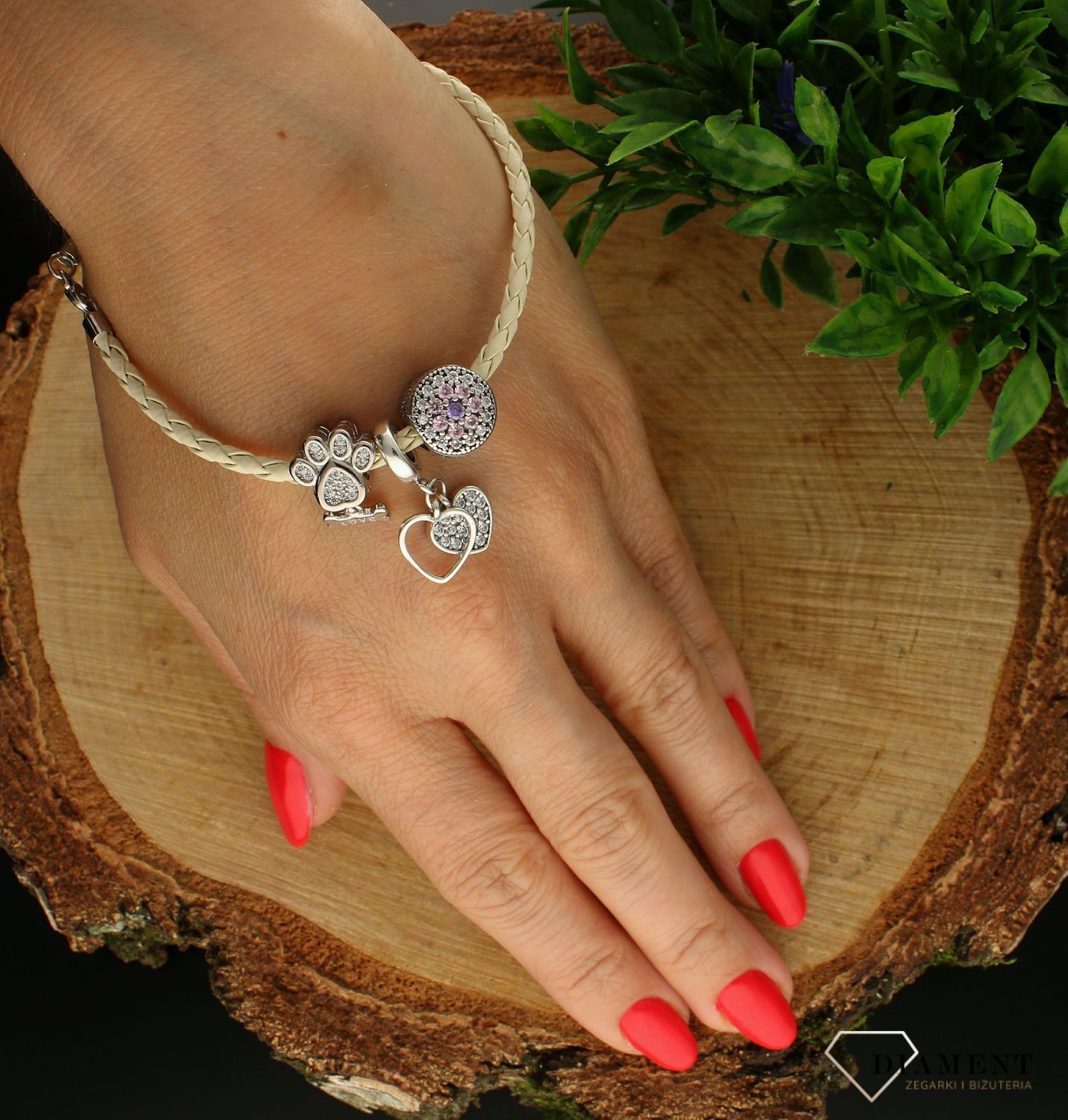 Charms Moment 'Łapka pieska z wiszącą kością'. Modny charms do bransoletki. Ponadczasowa biżuteria w formie charmsów do bransoletki, pozwalająca każdej kobiecie skomponować bransoletkę wedle własnych upodob.jpg