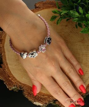 Modny charms do bransoletki w kształcie łapki ozdobiony różową cyrkonią. Ponadczasowa biżuteria w formie charmsów do bransoletki, pozwalająca każdej kobiecie skomponować bransoletkę wedle własnych upodoba (3).jpg