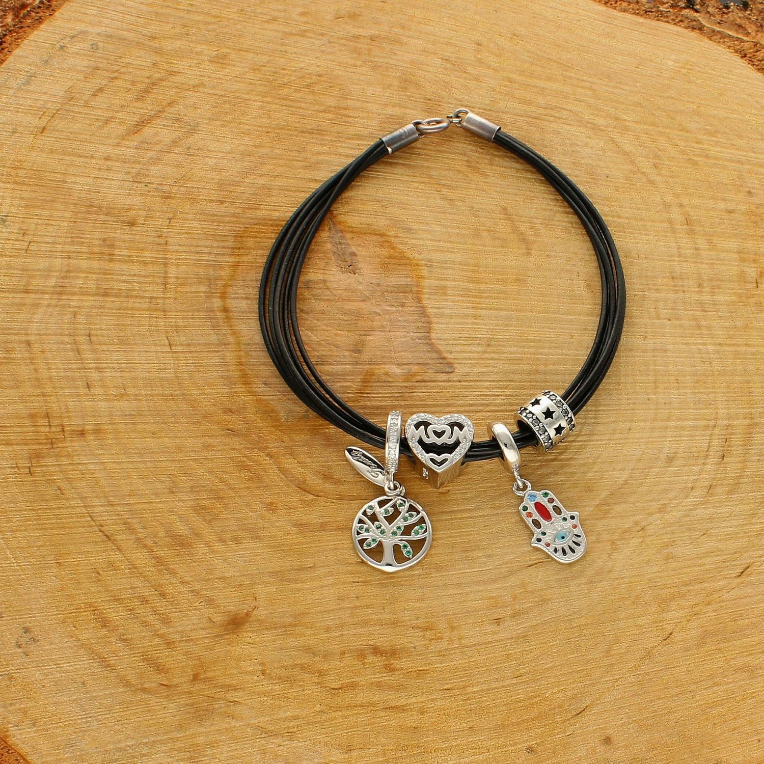 Modny charms do bransoletki ozdobiony gwiazdkami. Ponadczasowa biżuteria w formie charmsów do bransoletki, pozwalająca każdej kobiecie skomponować bransoletkę wedle własnych upodobań, a następnie modyfikowa.jpg