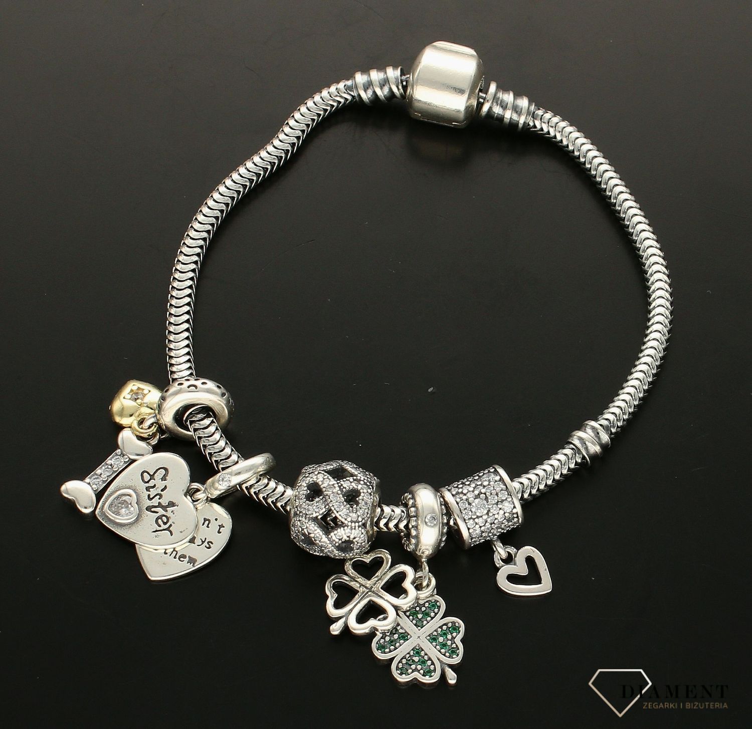 Modny charms do bransoletki z wiszącym sercem z napisem Sister. Ponadczasowa biżuteria w formie charmsów do bransoletki, pozwalająca każdej kobiecie skomponować bransoletkę wedle własnych upodobań. (3).jpg