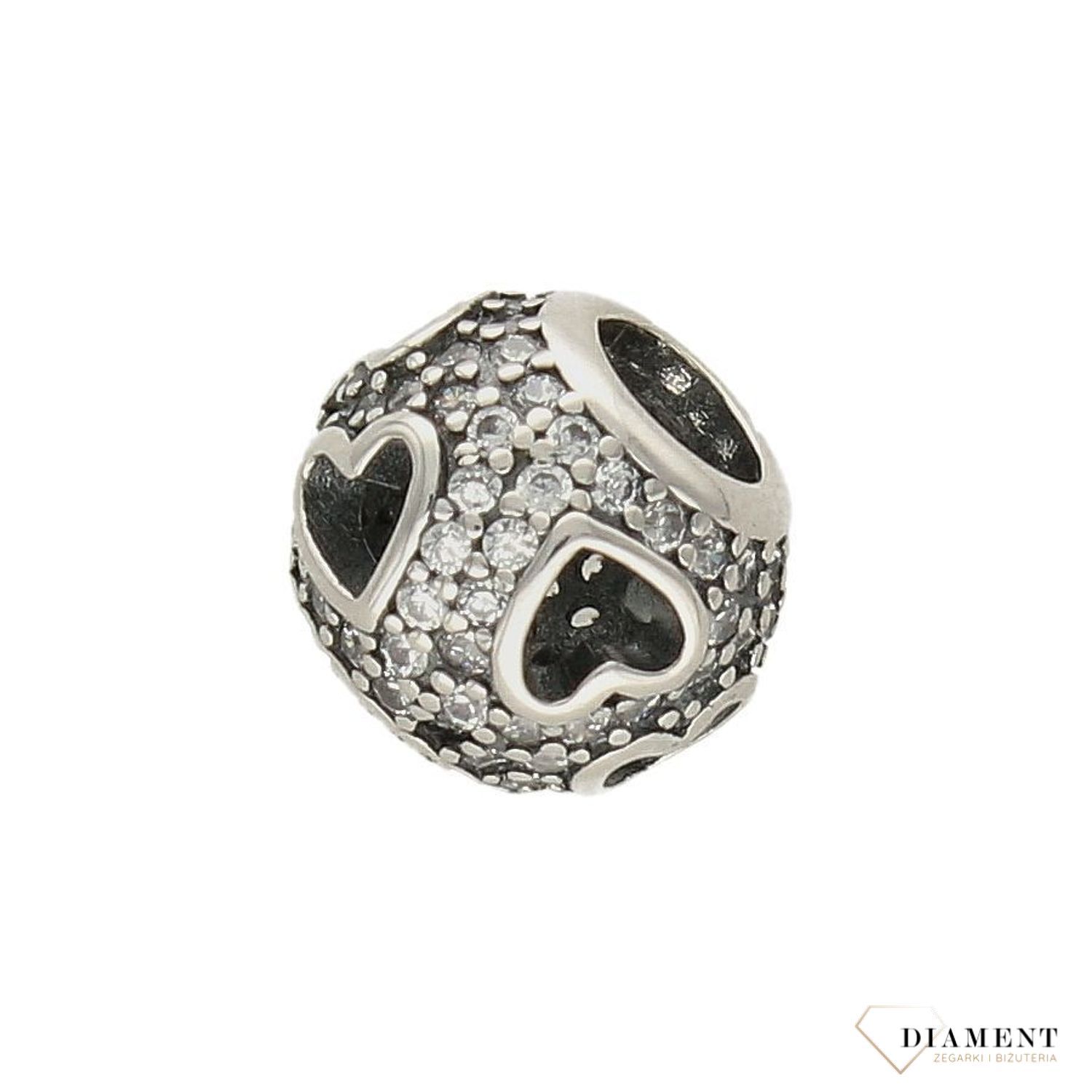 Modny charms do bransoletki okrągły ozdobiony serduszkami z białą cyrkonią. Ponadczasowa biżuteria w formie charmsów do bransoletki, pozwalająca każdej kobiecie skomponować bransoletkę wedle własnych upodob.jpg