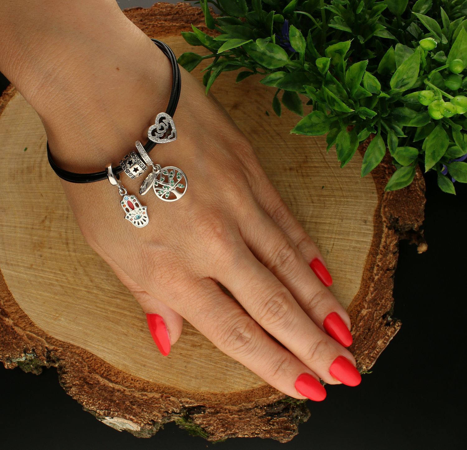 Charms Moment 'Serce z napisem MOM'. Modny charms do bransoletki. Ponadczasowa biżuteria w formie charmsów do bransoletki, pozwalająca każdej kobiecie skomponować bransoletkę wedle własnych upodobań (2).jpg