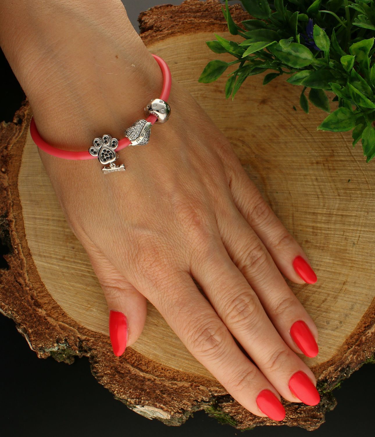 Modny charms klips do bransoletki okrągły ozdobiony cyrkonią. Ponadczasowa biżuteria w formie charmsów do bransoletki, pozwalająca każdej kobiecie skomponować bransoletkę wedle własnych upodobań..jpg