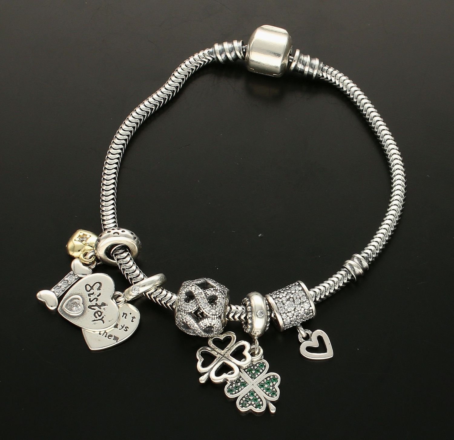 Modny charms do bransoletki okrągły znak nieskończoności w cyrkonie. Ponadczasowa biżuteria w formie charmsów do bransoletki, pozwalająca każdej kobiecie skomponować bransoletkę wedle własnych upodobań,.jpg