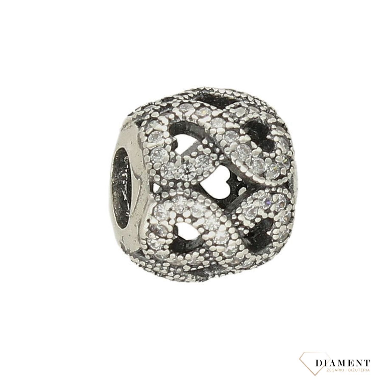 Modny charms do bransoletki okrągły znak nieskończoności w cyrkonie. Ponadczasowa biżuteria w formie charmsów do bransoletki, pozwalająca każdej kobiecie skomponować bransoletkę wedle własnych upodobań,.jpg