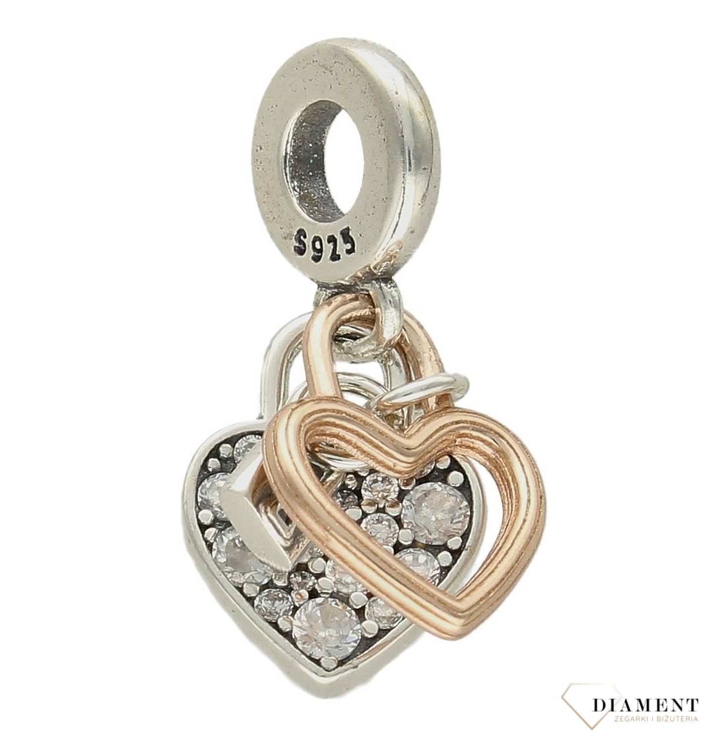 Modny charms do bransoletki Charms Moments 'Wiszące podwójne serduszka z cyrkonią'. Ponadczasowa biżuteria w formie charmsów do bransoletki, pozwalająca każdej kobiecie skomponować bransoletkę wedle własn (2).jpg