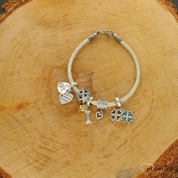 Modny charms do bransoletki Charms Moments kość psa z serduszkiem pozłacanym. Ponadczasowa biżuteria w formie charmsów do bransoletki, pozwalająca każdej kobiecie skomponować bransoletkę wedle własnych up (4).jpg