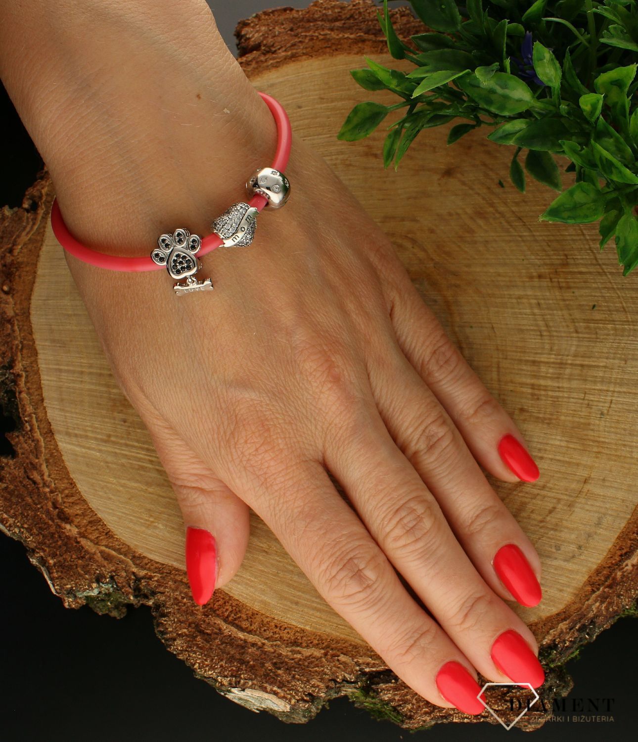 Modny charms do bransoletki 'Serce w cyrkonie MOM'. Ponadczasowa biżuteria w formie charmsów do bransoletki, pozwalająca każdej kobiecie skomponować bransoletkę wedle własnych upodobań, (2).jpg