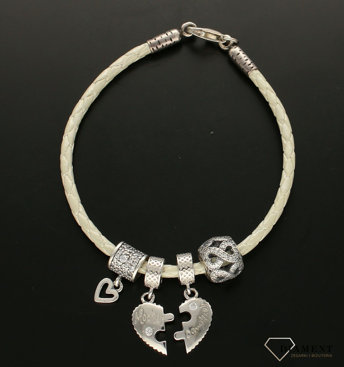 Modny charms do bransoletki wisząca połówka serca z napisem daughter. Ponadczasowa biżuteria w formie charmsów do bransoletki, pozwalająca każdej kobiecie skomponować bransoletkę wedle własnych upodobań.jpg