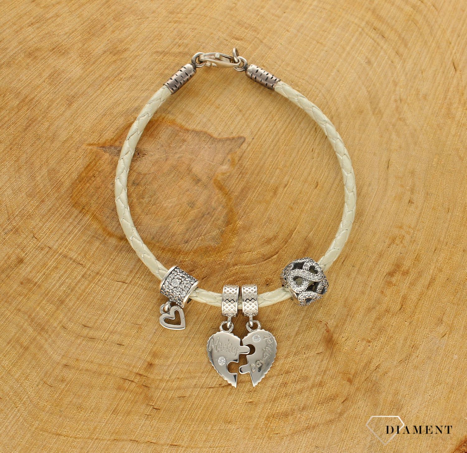 Modny charms do bransoletki wiszące dwie połówki serc z napisem mother-daughter. Ponadczasowa biżuteria w formie charmsów do bransoletki, pozwalająca każdej kobiecie skomponować bransoletkę wedle własnych (5).jpg