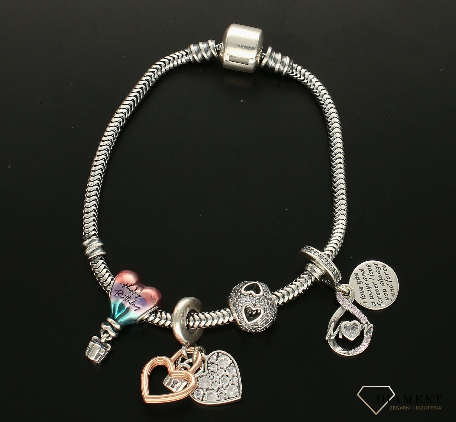 Modny charms do bransoletki Charms Moments 'Wiszący charms mom'. Ponadczasowa biżuteria w formie charmsów do bransoletki, pozwalająca każdej kobiecie skomponować bransoletkę wedle własnych upodobań.jpg