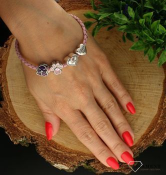 Modny charms do bransoletki w kształcie kwiatka fioletowa emalia. Ponadczasowa biżuteria w formie charmsów do bransoletki, pozwalająca każdej kobiecie skomponować bransoletkę wedle własnych upodobań (2).jpg