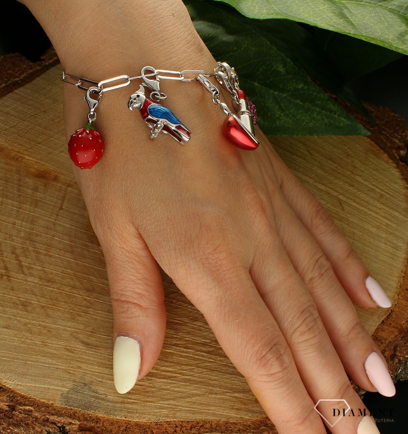 Zawieszka srebrna charms truskawka DIA-CHA-6825-925. Charms srebrny. Zawieszka do bransoletki. Zawieszka srebrna truskawka. Zawieszka charms do bransoletki dziecięca. Charms zawieszka idealna na prezent dla dziewczynki jak i.jpg