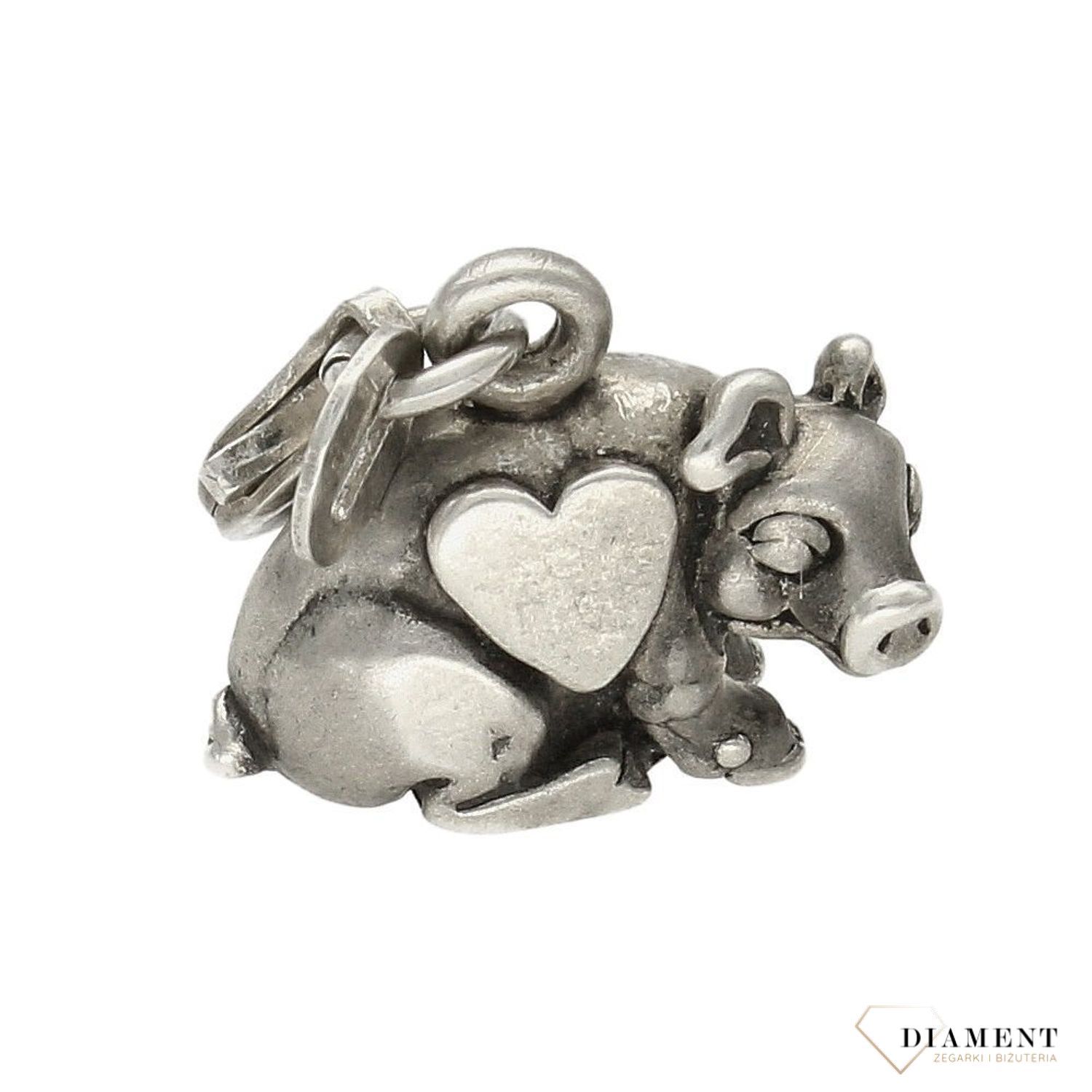 Srebrna zawieszka charms świnka ze serduszkiem DIA-CHA-6827-925. Charms srebrny. Zawieszka do bransoletki. Zawieszka srebrna świnka. Zawieszka charms do bransoletki. Charms zawieszka idealna na prezent dla każdej kobiety (2).jpg