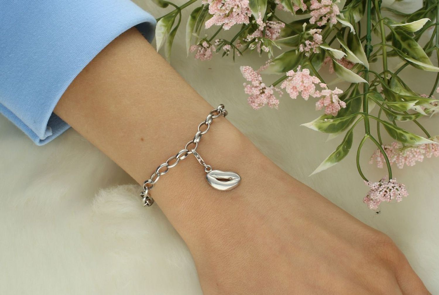 Srebrna zawieszka charms w kształcie ust, próba 925, zapięcie na karabińczyk. Waga 1,33 g, rozmiar 9 mm x 2,5 cm. Modny dodatek do bransoletki lub łańcuszka1.jpg