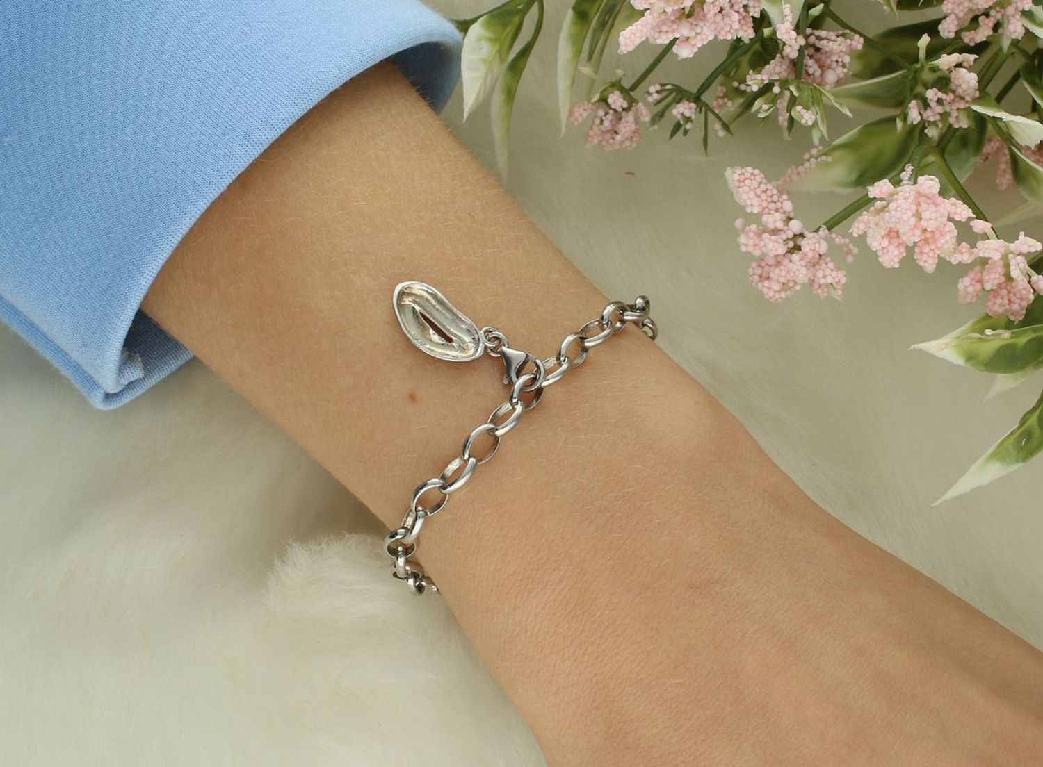 Srebrna zawieszka charms w kształcie ust, próba 925, zapięcie na karabińczyk. Waga 1,33 g, rozmiar 9 mm x 2,5 cm. Modny dodatek do bransoletki lub łańcuszka1.jpg