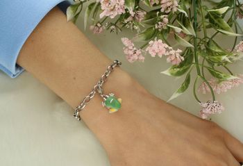 Srebrna zawieszka charms żabka z kolorową emalią – próba 925, 2,58 g. Długość 2,5 cm, szerokość 1,3 cm. Zapięcie na karabińczyk. Idealna do bransoletki modułowej lub łańcuszka.2.jpg