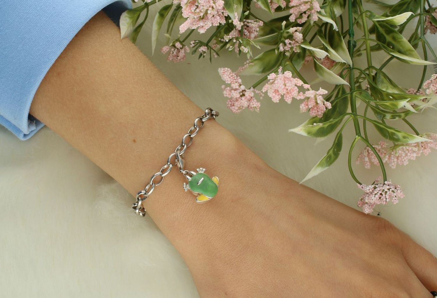 Srebrna zawieszka charms żabka z kolorową emalią – próba 925, 2,58 g. Długość 2,5 cm, szerokość 1,3 cm. Zapięcie na karabińczyk. Idealna do bransoletki modułowej lub łańcuszka.1.jpg