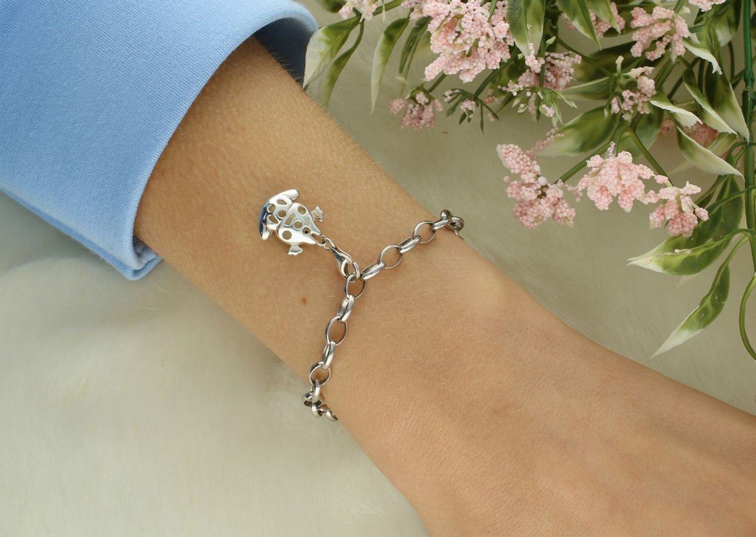 Srebrna zawieszka charms żabka z kolorową emalią – próba 925, 2,58 g. Długość 2,5 cm, szerokość 1,3 cm. Zapięcie na karabińczyk. Idealna do bransoletki modułowej lub łańcuszka.1.jpg