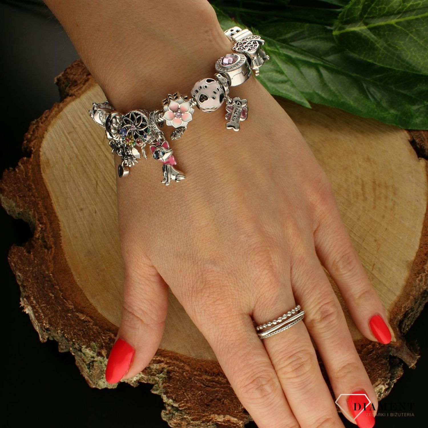 Charms Moments srebrny 925 okrągły różowy ze serduszkami DIA-CHA-9490-925. Modny charms do bransoletki okrągły pokryty różową emalią z serduszkami. Zawieszka wykonana została ze srebra próby 925. Charms do bransoletki typu Pandora. N (1).jpg