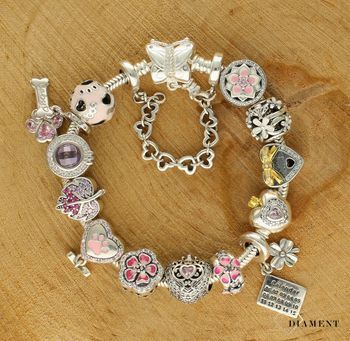 Charms Moments srebrny 925 okrągły różowy ze serduszkami DIA-CHA-9490-925. Modny charms do bransoletki okrągły pokryty różową emalią z serduszkami. Zawieszka wykonana została ze srebra próby 925. Charms do bransoletki typu Pandora..jpg