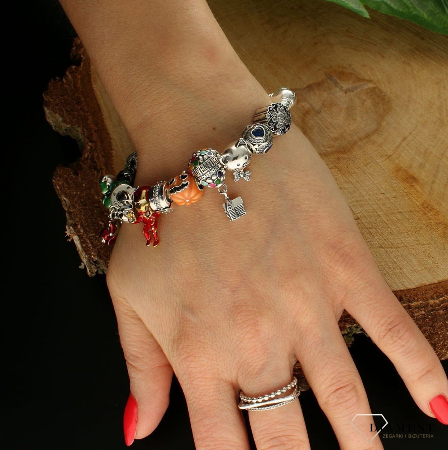 Charms Moments okrągły niebieskie serduszka DIA-CHA-9514G-925. Modny charms do bransoletki okrągły z cyrkoniami. Zawieszka wykonana została ze srebra próby 925. Charms do bransoletki typu Pandora. Idealny charms na prezent (1).jpg