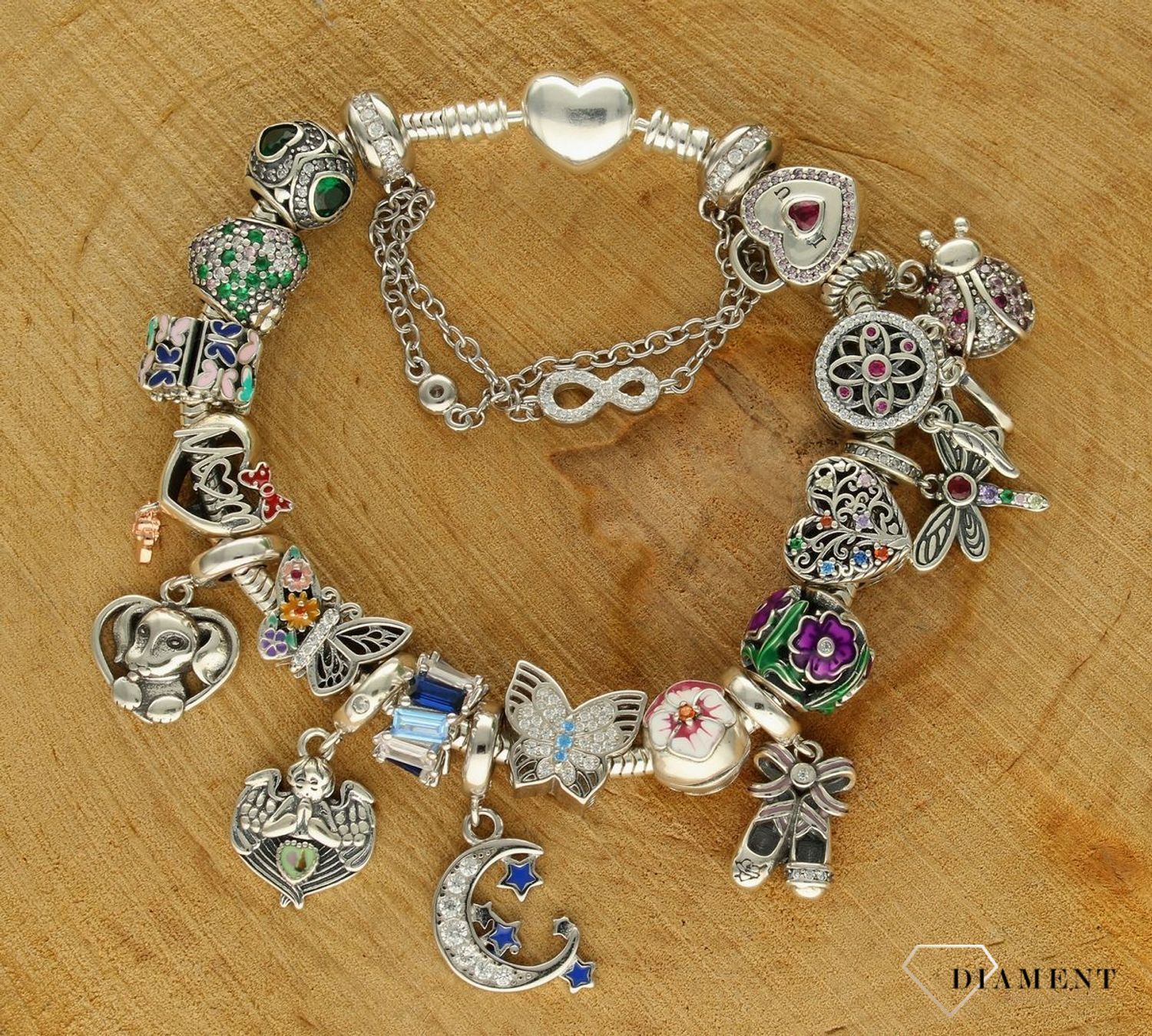 Charms Moments srebrny 925 'Wypukłe serduszko z zielonymi cyrkoniami' DIA-CHA-9527-925.  Zawieszka wykonana została ze srebra próby 925. Serduszko charms do bransoletki typu Pandora, Apart. Srebrny charms z zielonymi cyrkoniami na pr (1).jpg