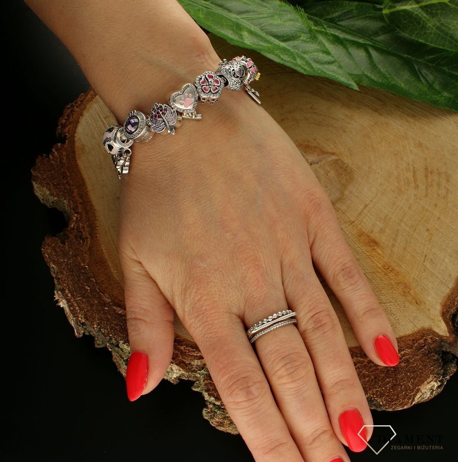 Charms Moments srebrny 925 'Listek w serduszku' DIA-CHA-9551-925.  Zawieszka wykonana została ze srebra próby 925. Charms do bransoletki doda blasku Twojej bransoletce i będzie się pięknie prezentować. To idealny charms dla osoby, kt (1).jpg