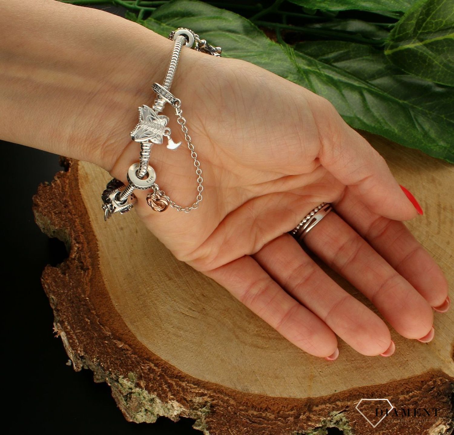 Łańcuszek  zabezpieczający z charmsami kółeczka i serduszkaDIA-CHA-9560-925.  Łańcuszki zabezpieczające to wyjątkowy rodzaj charmsów. Srebrny charms próby 925 łańcuszek ze serduszkami (1).jpg