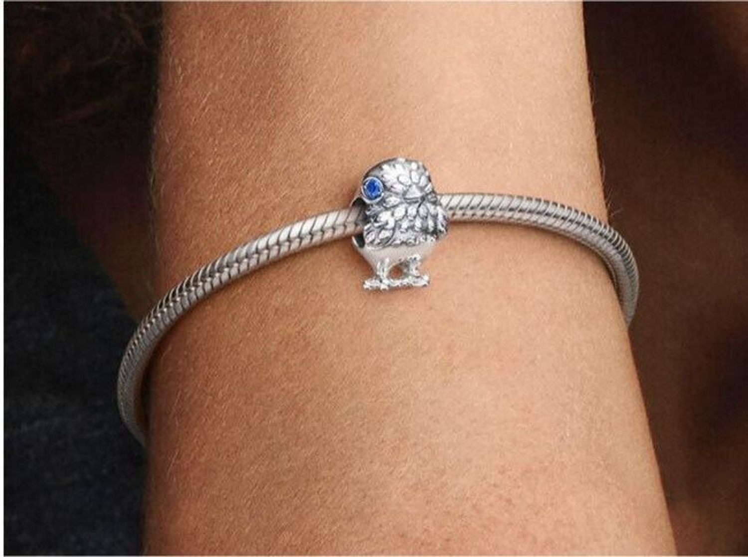 Delikatny charms srebrny AG 925 w kształcie ptaka z niebieską cyrkonią. Elegancka i lekka zawieszka do bransoletki lub naszyjnika, ok. 11,5 mm długości.1.jpg