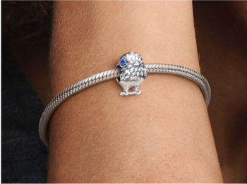 Delikatny charms srebrny AG 925 w kształcie ptaka z niebieską cyrkonią. Elegancka i lekka zawieszka do bransoletki lub naszyjnika, ok. 11,5 mm długości.4.jpg