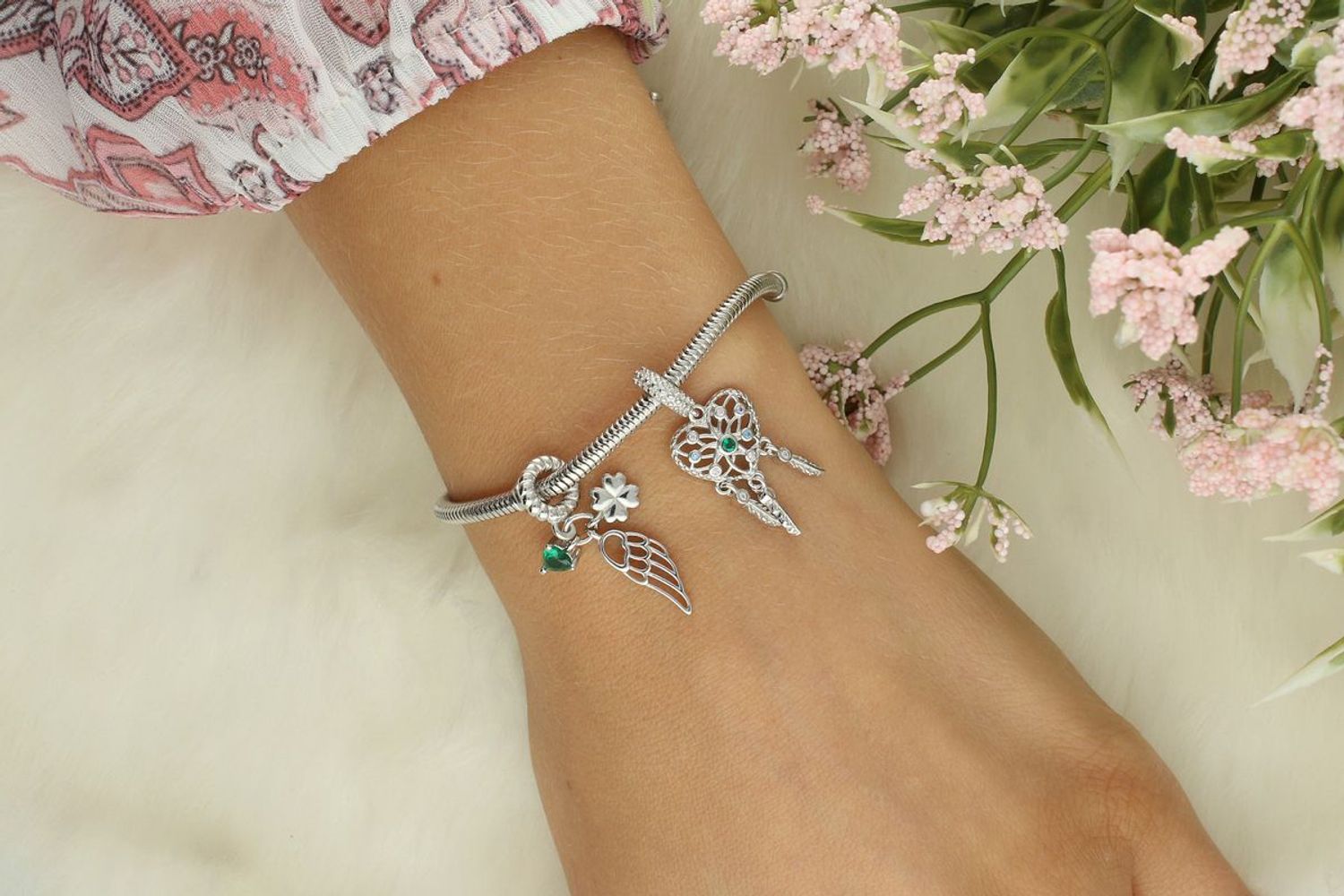 Charms srebrny 925 z trzema zawieszkami – serce, skrzydło i koniczynka. Rodowane srebro, zielona cyrkonia. Symbol szczęścia, miłości i wolności. Model DIA-CHA-IM00160624CH-925.11.jpg