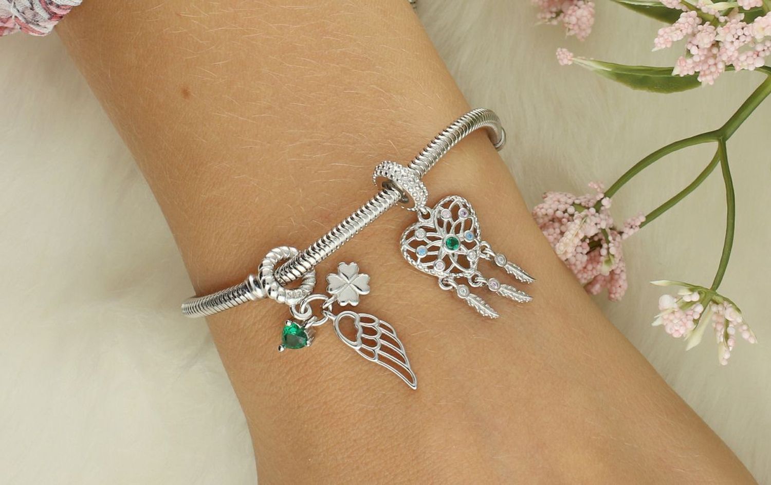 Charms srebrny 925 z trzema zawieszkami – serce, skrzydło i koniczynka. Rodowane srebro, zielona cyrkonia. Symbol szczęścia, miłości i wolności. Model DIA-CHA-IM00160624CH-925.11.jpg