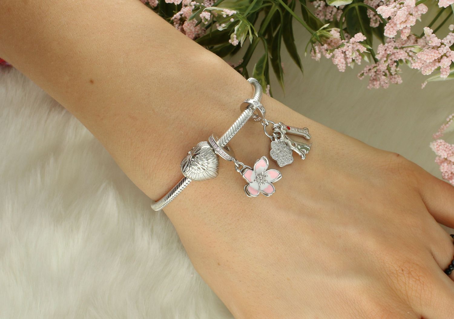 Charms srebrny Ag 925 pies DIA-CHA-IM0030824CH-925 Ponadczasowa biżuteria w formie charmsów do bransoletki, pozwalająca każdej kobiecie skomponować bransoletkę wedle własnych upodobań1.jpg