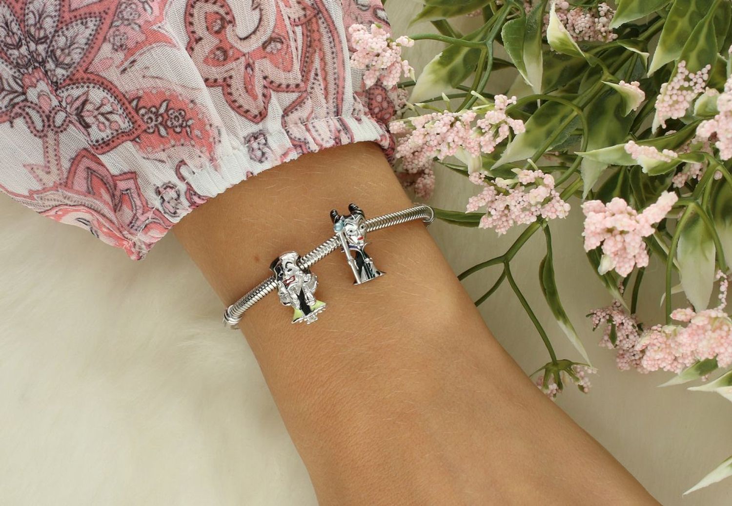 Zawieszka charms Diabolina z berłem świecącym w ciemności, wykonana ze srebra próby 925. Idealna do bransoletek i naszyjników. Dodaj odrobinę magii do swojej kolekcji!3.jpg