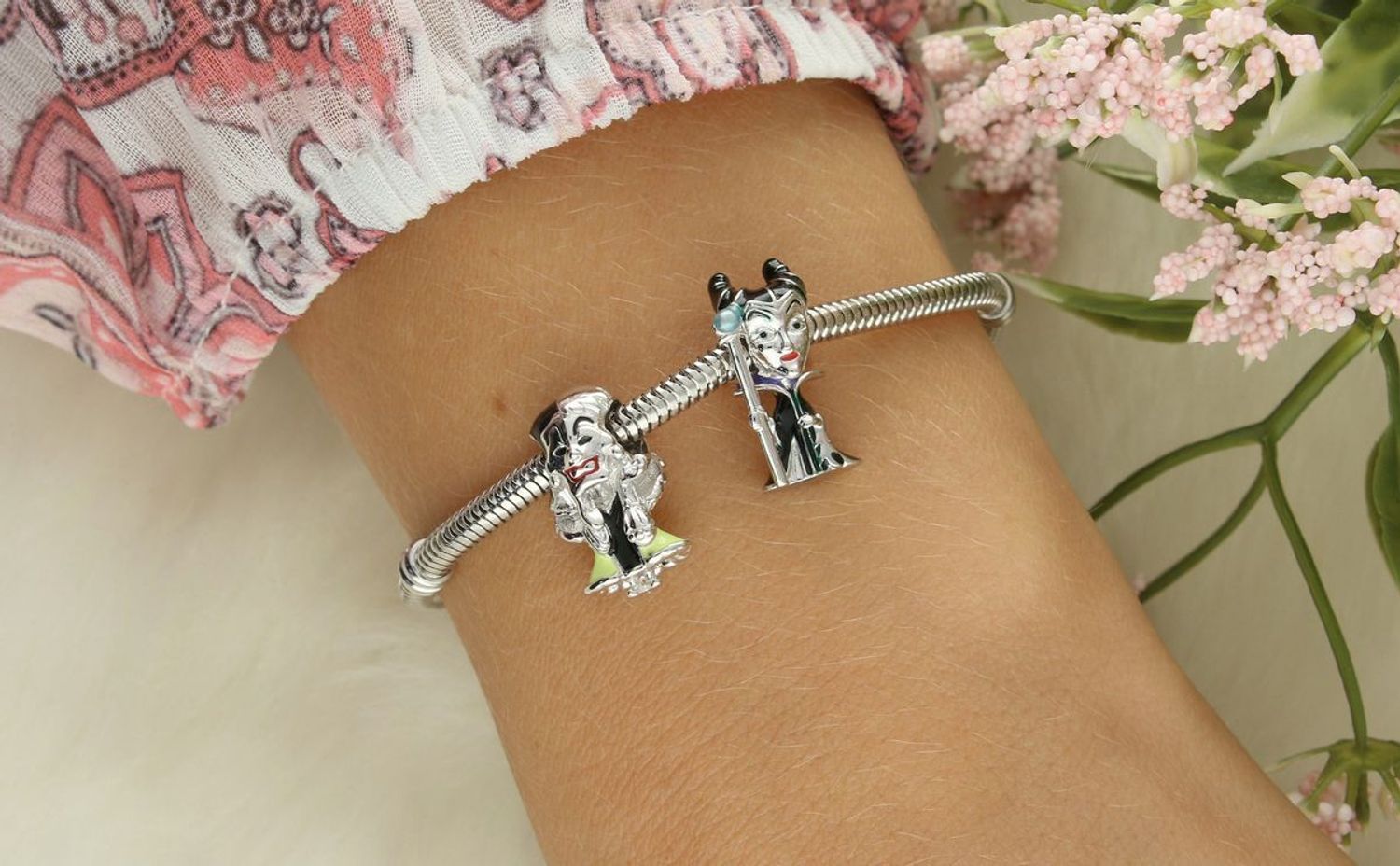 Zawieszka charms Diabolina z berłem świecącym w ciemności, wykonana ze srebra próby 925. Idealna do bransoletek i naszyjników. Dodaj odrobinę magii do swojej kolekcji!3.jpg