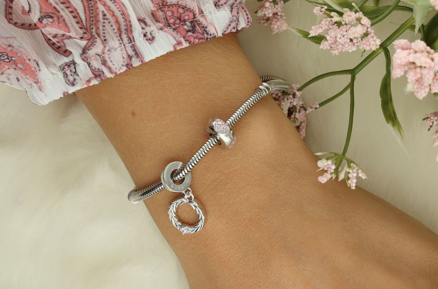 Delikatna srebrna zawieszka charms z motywem linii życia, sercem z różowych cyrkonii i napisem „Love – Faith”. Pasuje do bransoletek modułowych i naszyjników.1.webp