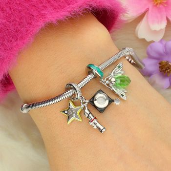 Charms srebrny próby 925 w kształcie wiszącej ćmy, zdobiony zieloną emali2.jpg