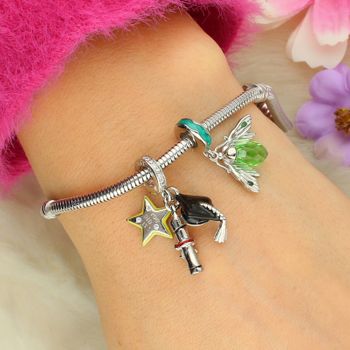 Charms srebrny próby 925 w kształcie wiszącej ćmy, zdobiony zieloną emali22.jpg