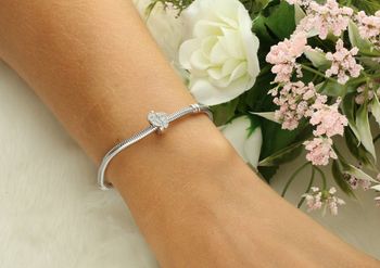 Charms srebrny Ag 925 w kształcie dziecięcych stópek, zdobiony błyszczącymi cyrkoniami. Idealny prezent z okazji narodzin dziecka lub dla młodej mamy.3.jpg