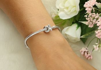 Charms srebrny Ag 925 w kształcie dziecięcych stópek, zdobiony błyszczącymi cyrkoniami. Idealny prezent z okazji narodzin dziecka lub dla młodej mamy.4.jpg