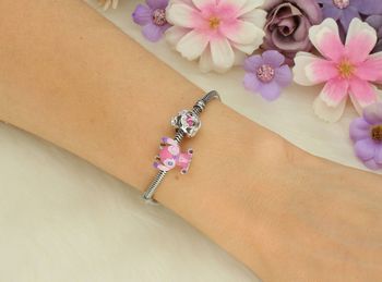 Srebrna zawieszka charms z motywem kwiatów i motyli pokryta różową emalią. Wykonana z rodowanego srebra próby Ag 925. Subtelny, kobiecy dodatek do bransoletki.5.jpg