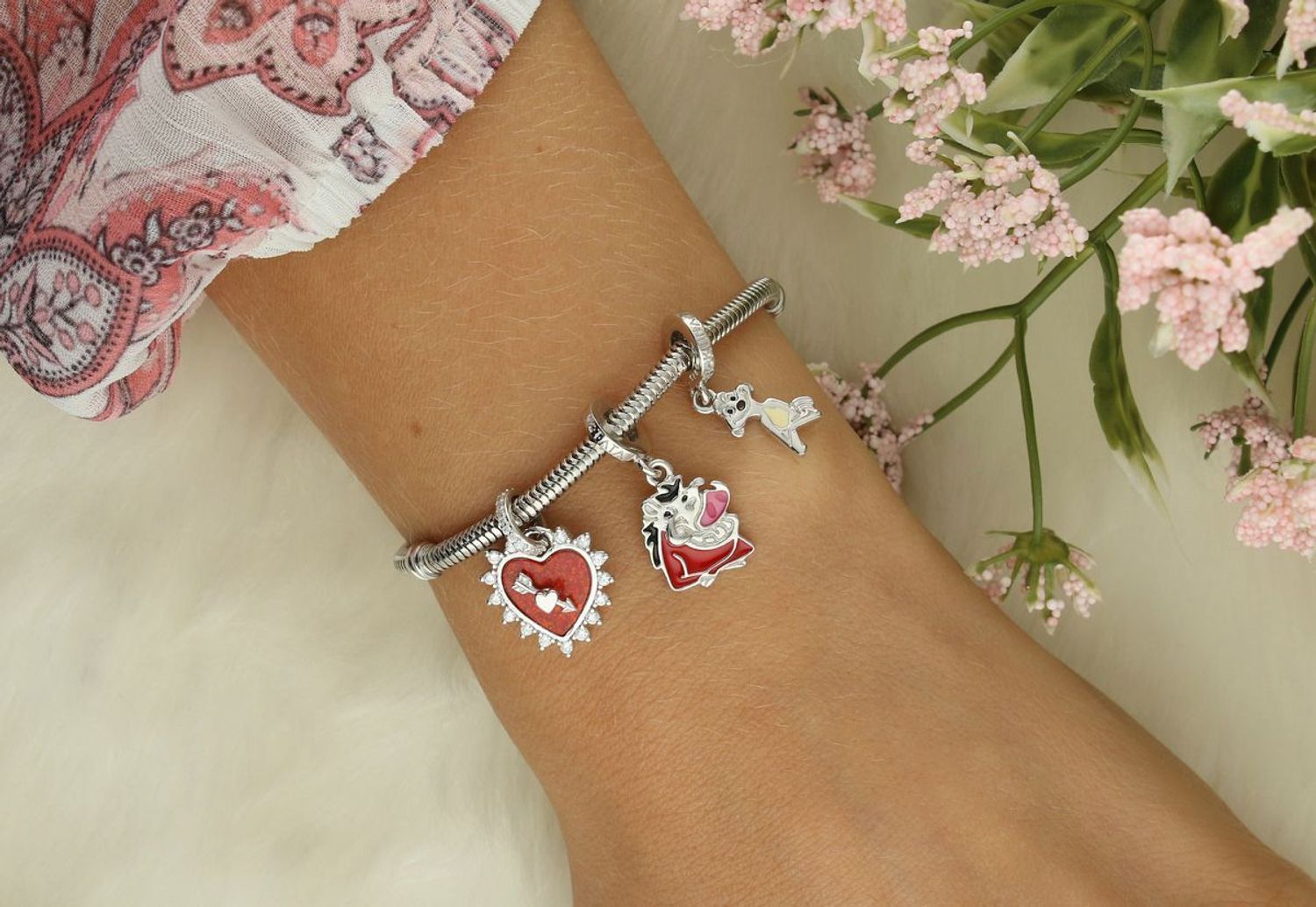 Zawieszka charms ze srebra Ag 925 z postaciami Timona i Pumby z „Króla Lwa”. Kolorowa emalia, grawer „Hakuna Matata”. Idealna dla fanów Disneya i bransoletek Pandora.1.jpg