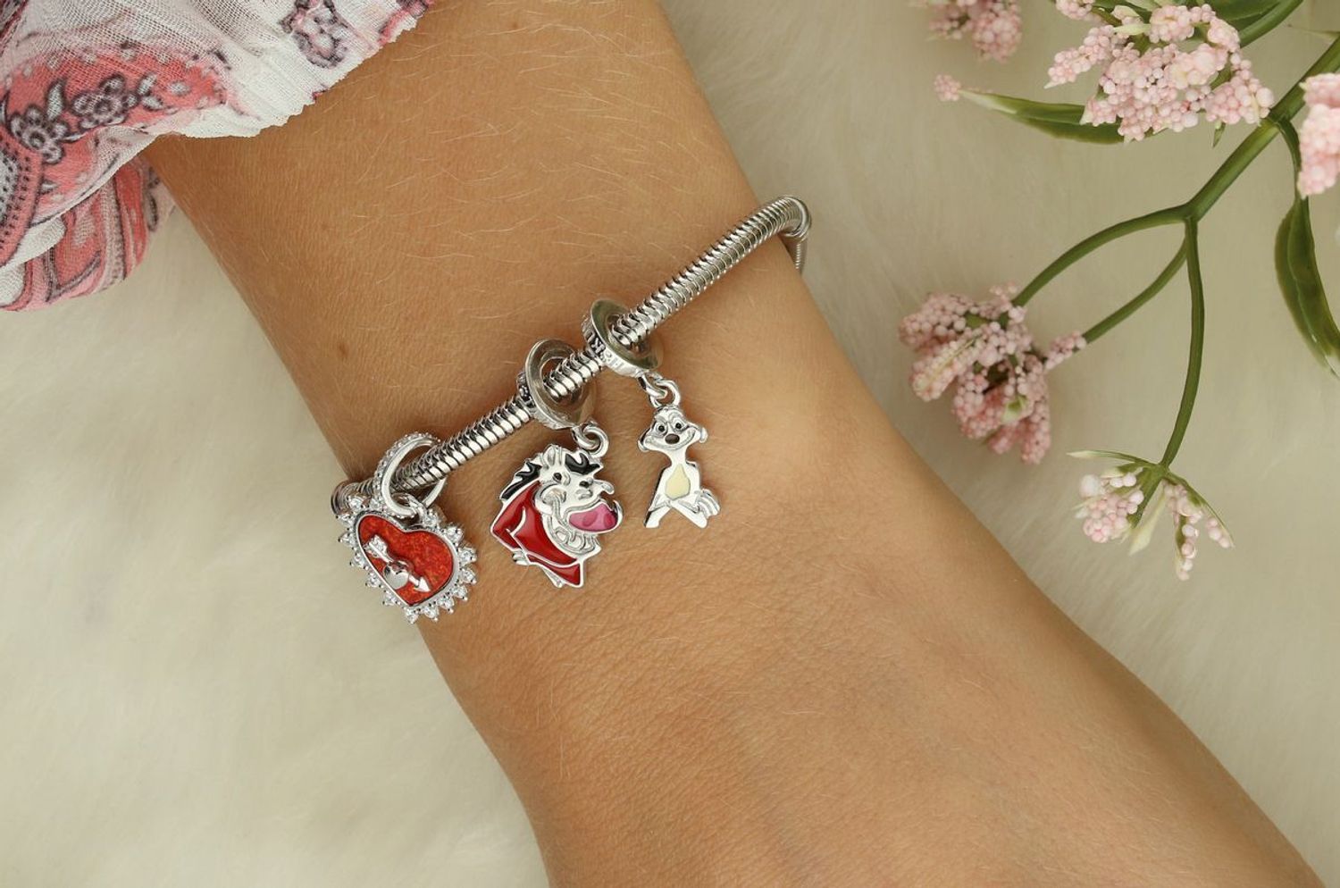 Zawieszka charms ze srebra Ag 925 z postaciami Timona i Pumby z „Króla Lwa”. Kolorowa emalia, grawer „Hakuna Matata”. Idealna dla fanów Disneya i bransoletek Pandora.1.jpg