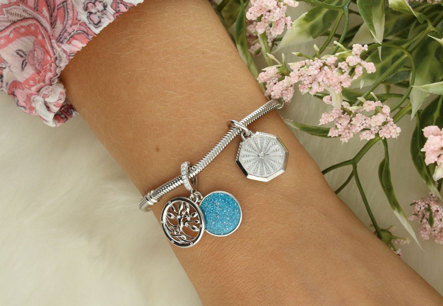 Srebrny charms 925 z motywem drzewa życia na tle niebieskiej emalii. Ozdobiony cyrkoniami, symbolizuje siłę i harmonię. Idealny prezent. Model DIA-CHA-IM0470525CH-925.1.jpg