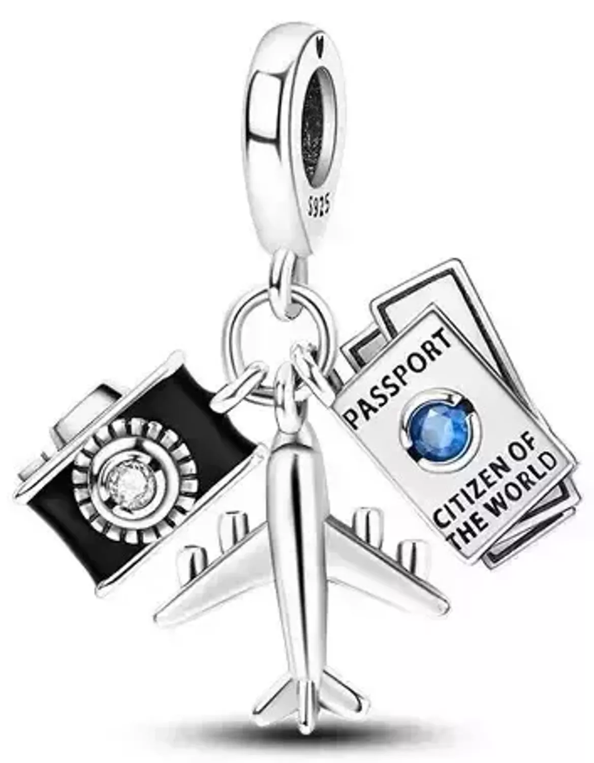 Charms srebrny 925 z motywem podróżniczym – samolot, aparat i paszport. Ozdobiony cyrkoniami w kolorze białym i niebieskim. Idealny prezent dla miłośników podróży. Model DIA-CHA-IM0530525CH-925.2.webp
