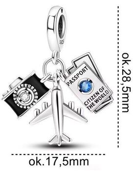 Charms srebrny 925 z motywem podróżniczym – samolot, aparat i paszport. Ozdobiony cyrkoniami w kolorze białym i niebieskim. Idealny prezent dla miłośników podróży. Model DIA-CHA-IM0530525CH-925.2.jpg
