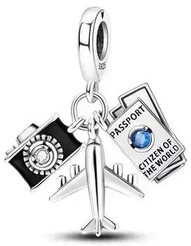 Charms srebrny 925 z motywem podróżniczym – samolot, aparat i paszport. Ozdobiony cyrkoniami w kolorze białym i niebieskim. Idealny prezent dla miłośników podróży. Model DIA-CHA-IM0530525CH-925.2.webp