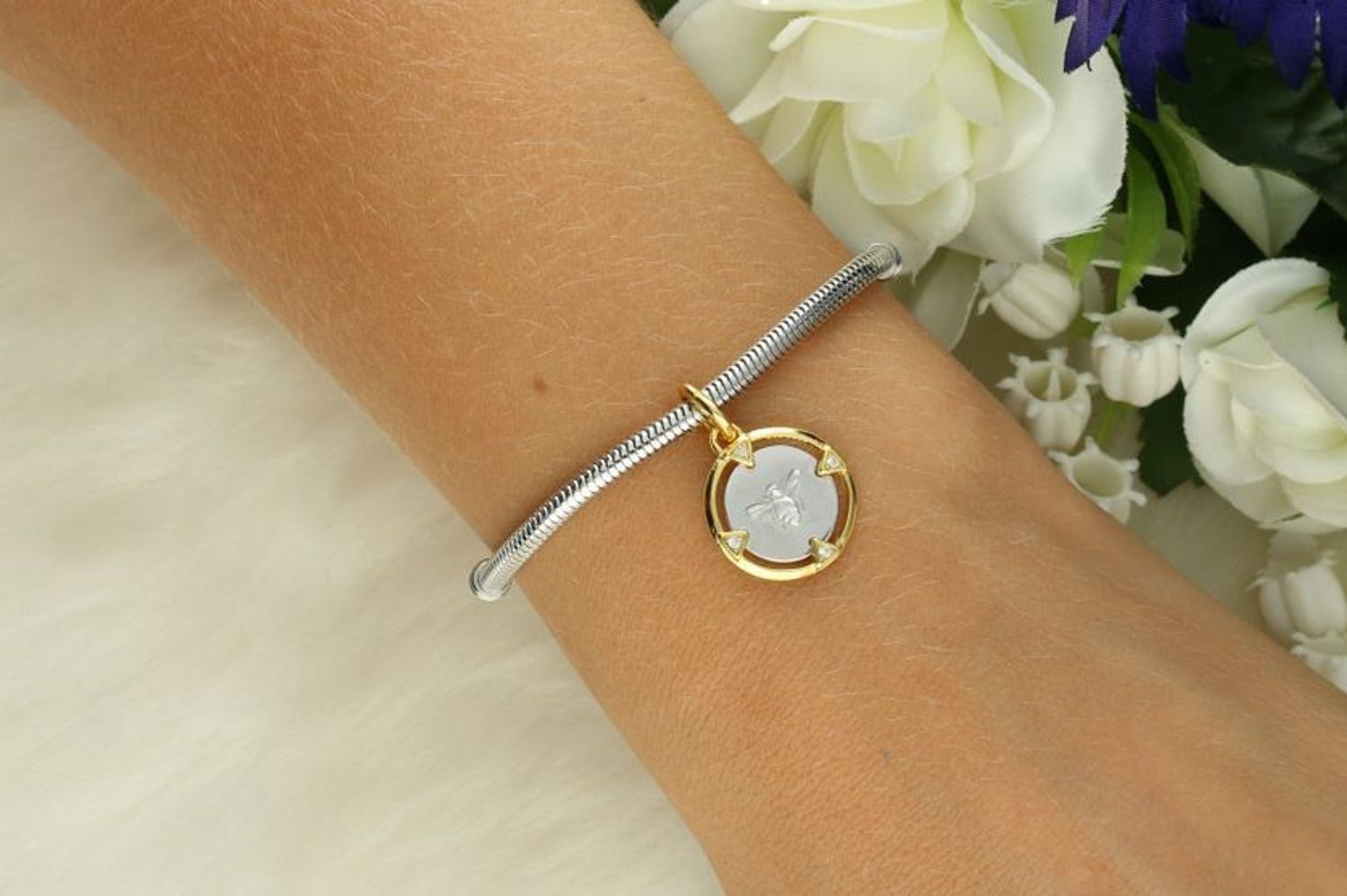 Srebrny charms pozłacany Ag 925 z motywem pszczoły i grawerem „Protect your energy”. Model DIA-CHA-IM0540525CH-925 – biżuteria z przesłaniem, idealna do bransoletki lub naszyjnika.2.jpg